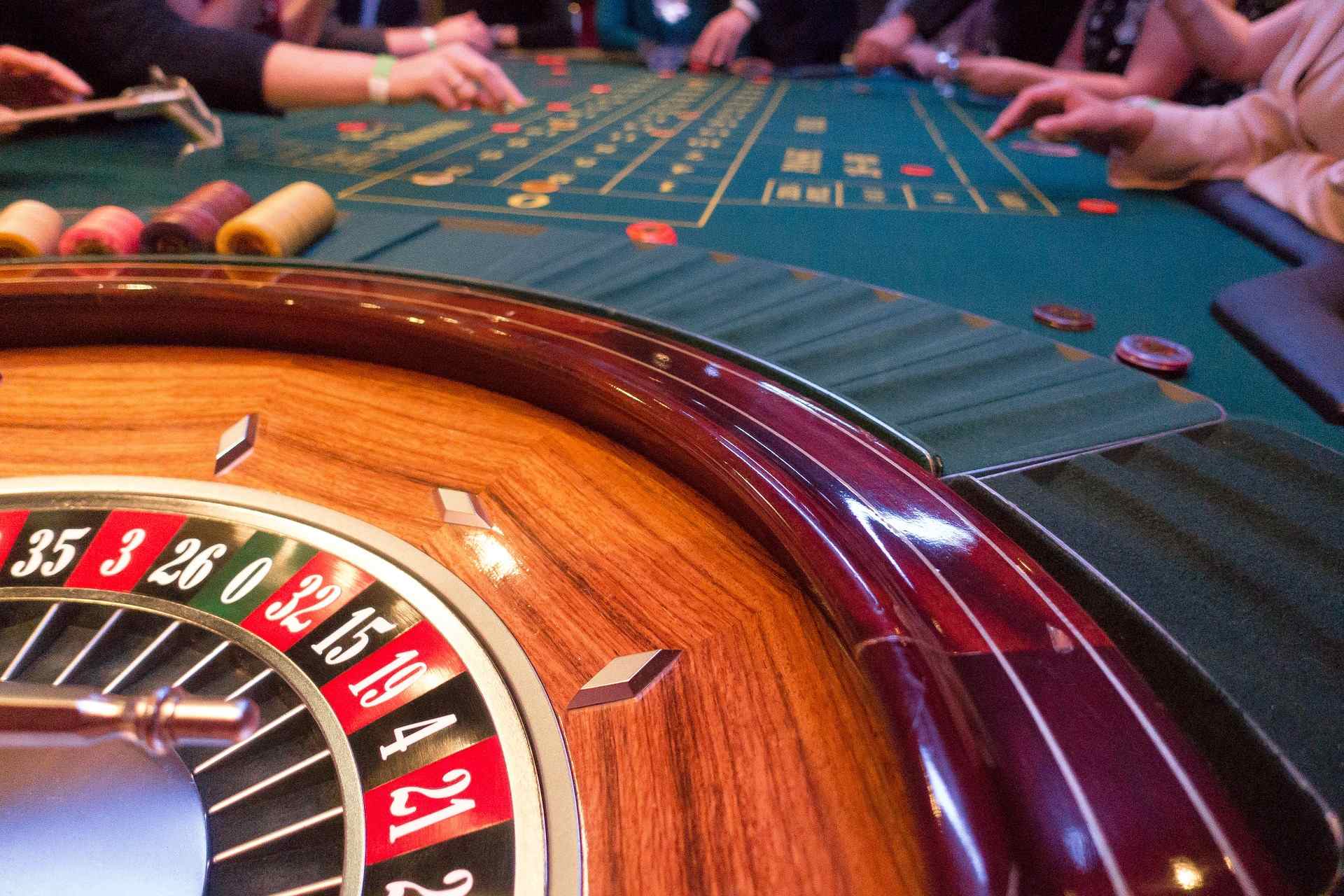 Blick auf einen Roulette Tisch und Spielerhände